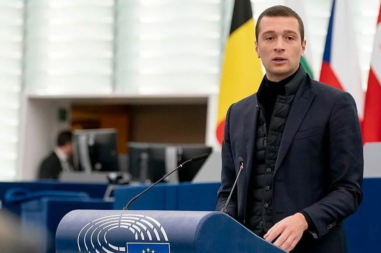  Jordan Bardella confond le CO2 et le C2O et est à plus de 30% dans les sondages pour les Européennes 2024. 
