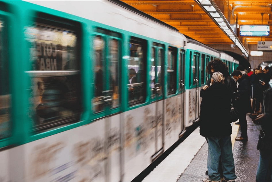 Numéro 303 • Flou Parisien by Petit Loup Production