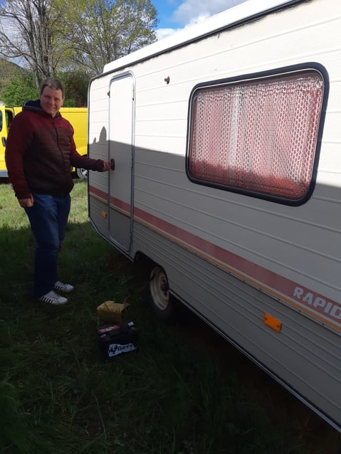 Petit WE au vert à la caravane, avec un pneu à plat. (le gonflage est un peu low-tech certes)