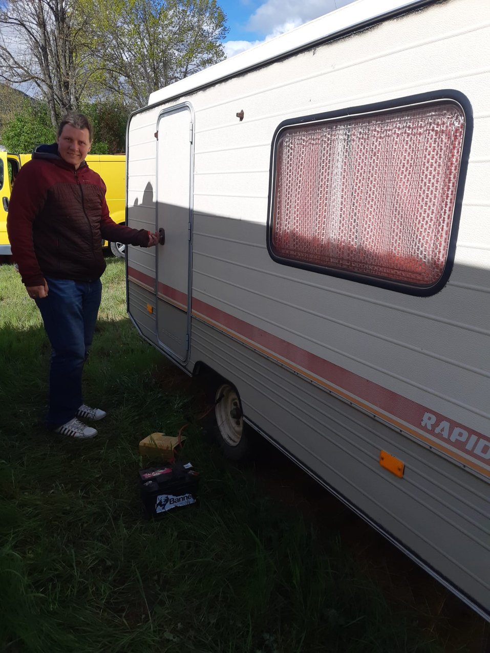 Petit WE au vert à la caravane, avec un pneu à plat. (le gonflage est un peu low-tech certes)