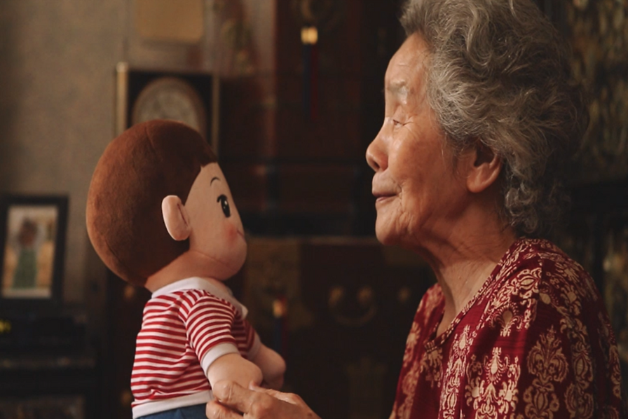 Une poupée dopée à l’IA pour tenir compagnie aux personnes âgées