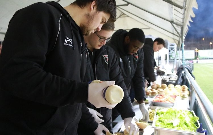 L’Oyo burger, préparé par les jeunes de l’association du Oyonnax Rugby, dans le respect de l’environnement