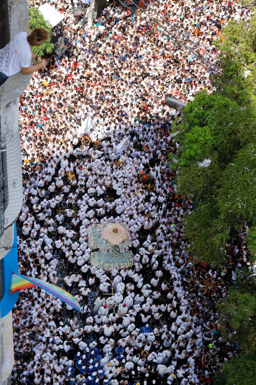 La foule qui accompagne Nazinha (c) Irene Almeida