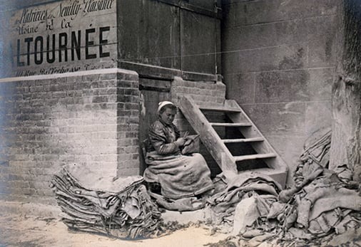 Recouseuse de sacs de plâtre - entre 1900 et 1906