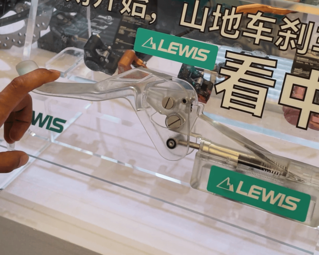Le prototype de levier de frein à point de pivot virtuel chez Lewis