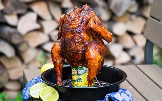Source https://www.biggreenegg.eu/fr/inspiration/recettes/beer-can-chicken