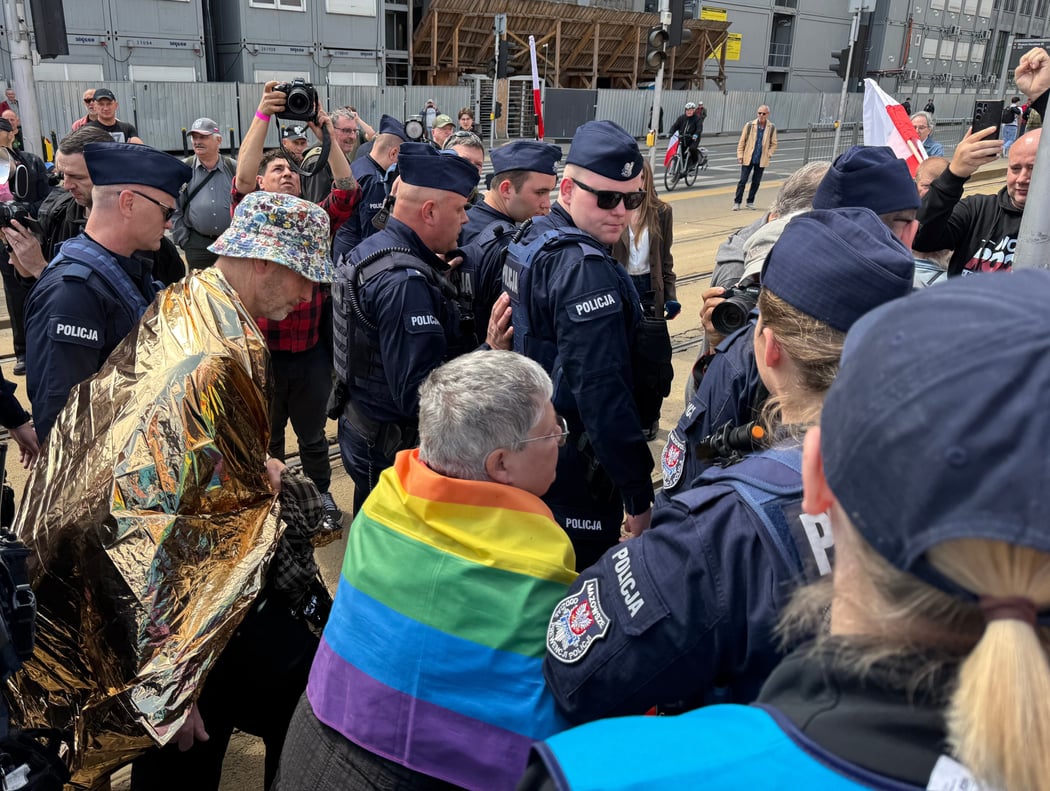 Des militants pro-LGBT évacués de la marche pour Nawrocki © Kilian Bigogne