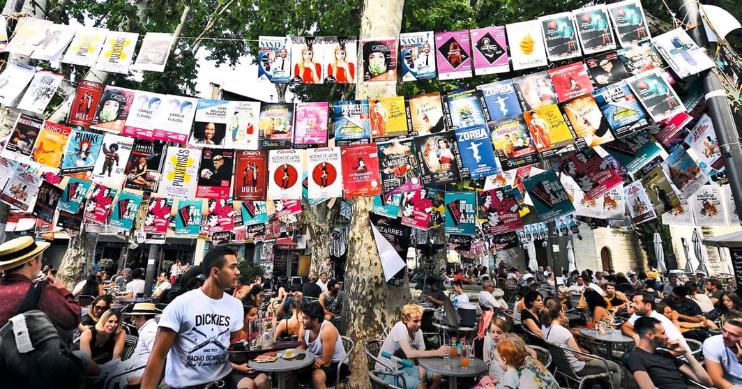 Spécialité avignonnaise : l'étendoir à affiches... très utile si vous séchez sur le choix d'un spectacle.