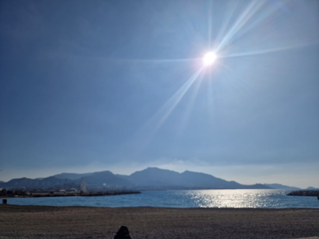 Plage du Prado, j'écoute Les Pieds sur Terre en mangeant une quiche saumon-épinards