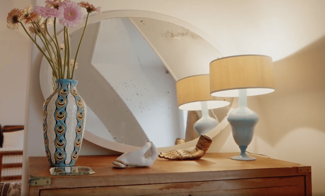 Chez Sophie Fontanel. Elle explique dans la vidéo de Vogue son lien avec les objets.