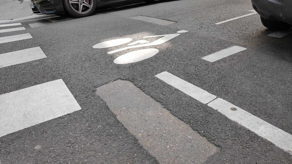 Vestiges des dalles de la guillotine de la Roquette.