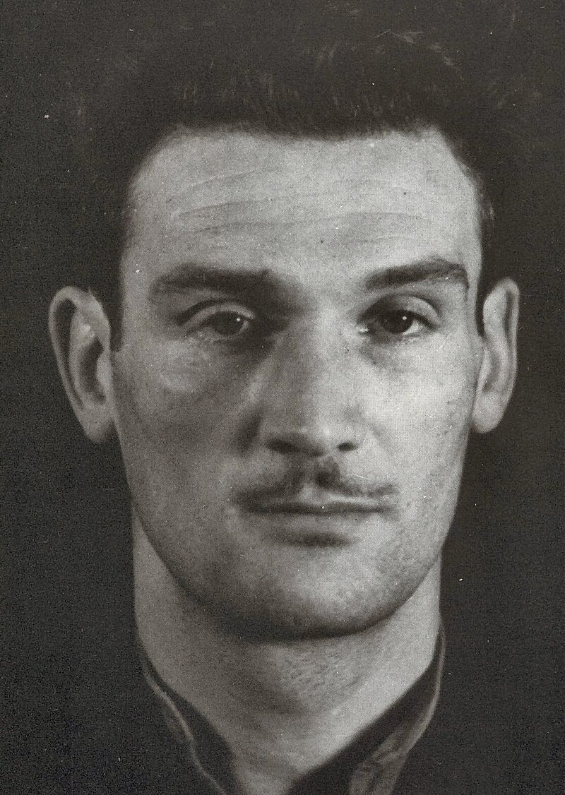 Il faut juste faire quelque chose pour cette moustache, Eddie. 