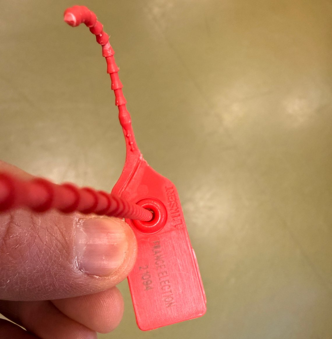 Un scellé de machine à voter, rompu.