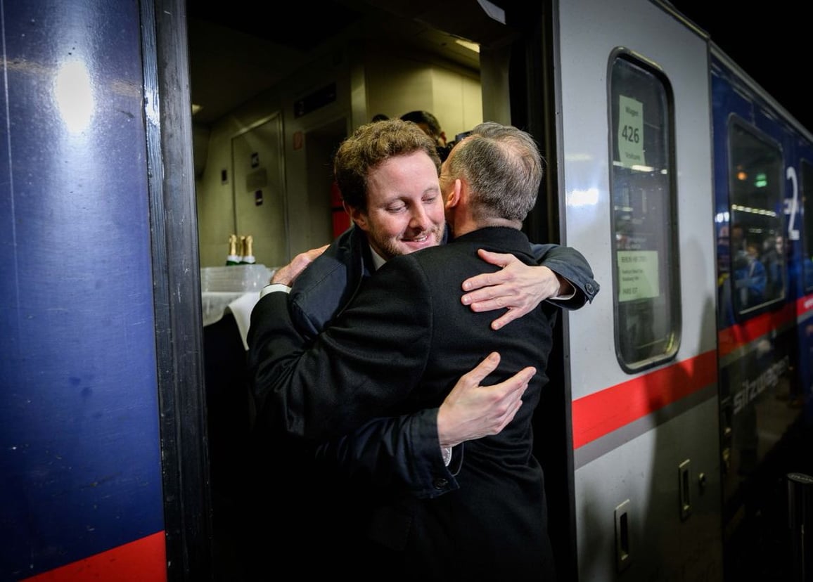 Accolade franco-allemande avant le départ du train lundi soir à Berlin entre les ministres des Transports Clément Beaune et Volker Wissing