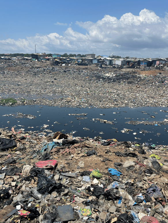 Une décharge dans laquelle se trouvent des vêtements venus d'Europe, à Accra, au Ghana. (photo Hugo Clément)