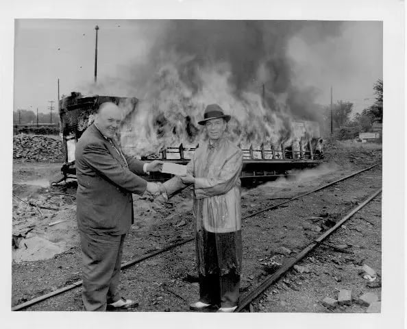 La TCRT (compagnie de tram de Minneapolis) brûle des tramways pour symboliser son engagement envers le progrès et célèbre l'achat de 525 bus financés par General Motors.