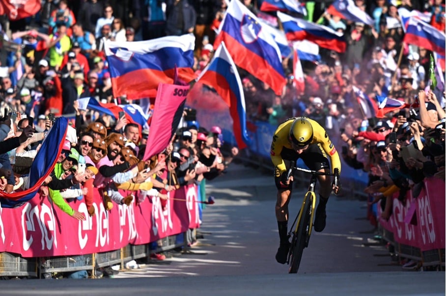 Primož Roglič à l'arrivée de la 20e étape du Tour d'Italie 2023, devant une foule immense de supporters slovènes / Stuart Franklin / Getty images