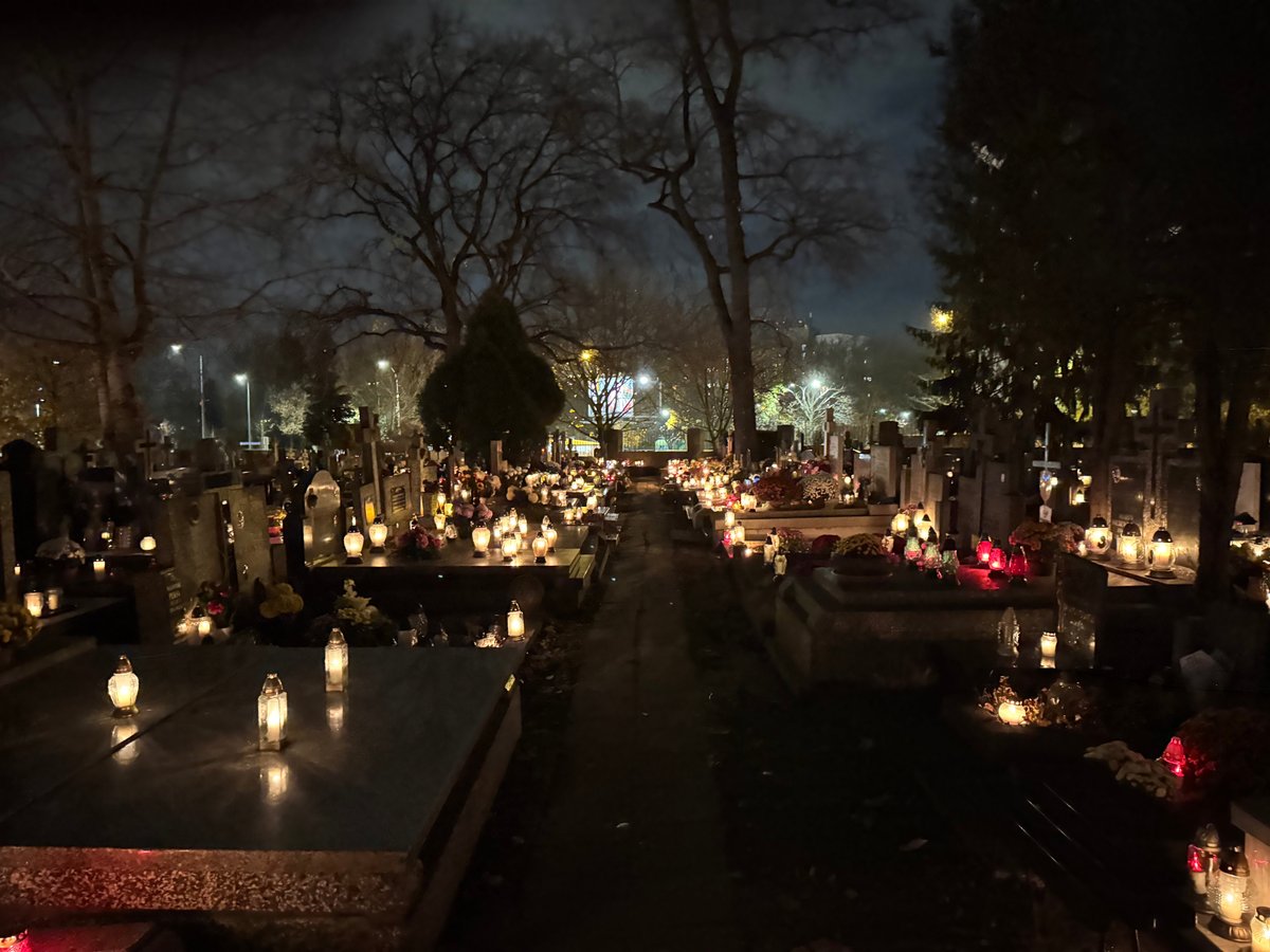 Dans un cimetière de Varsovie le samedi 1 novembre 2025 ©Kilian Bigogne