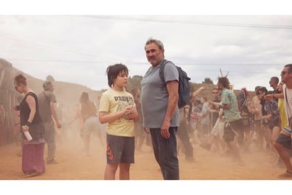 Sergi Lopez dans un film avec plein de crasseux qui dansent.