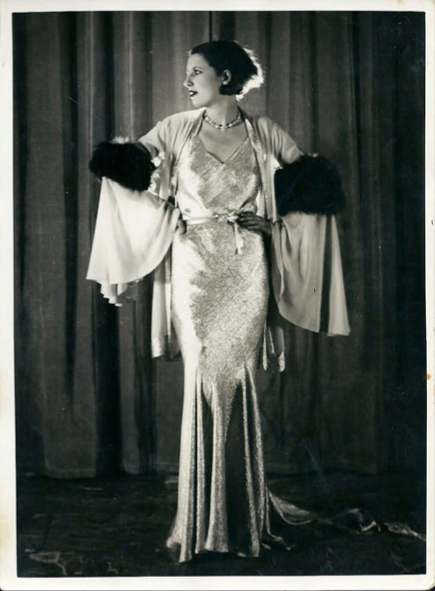 Tirage argentique d'époque d'une photographie de presse représentant une robe de Jeanne Lanvin baptisée Psyché. Bruxelles, Actualit, 1931. Crédits : Diktat.