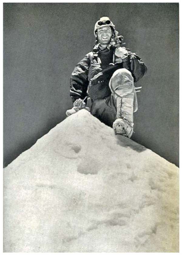Lionel Terray photographié par Jean Couzy au sommet du Makalu le 15 mai 1955
