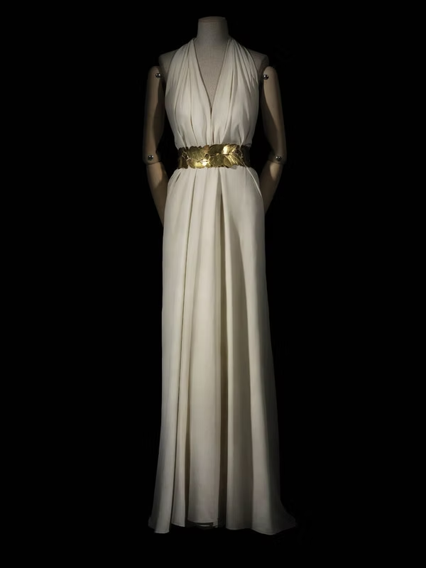Madeleine Vionnet, Robe du soir, 1936, Crêpe Rosalba, ceinture en cuir doré, Paris, MAD. Don Madeleine Vionnet, UFAC, 1952. Crédits : MAD, Paris / Patrick Gries.