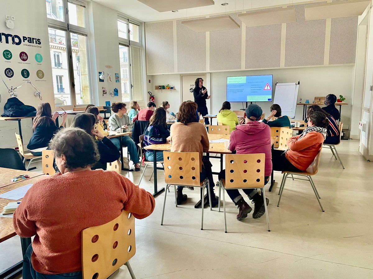 Dorian animant un atelier d'EMI à l'Académie du climat (Paris).