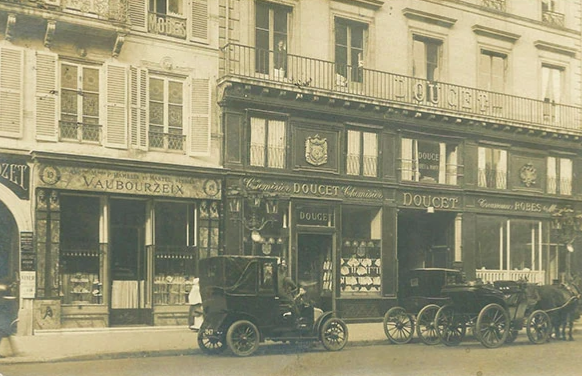 Carte postale d'époque figurant la Maison Doucet au 21 rue de la Paix en 1908. ©Diktats