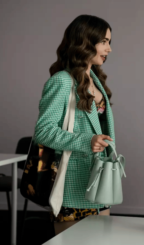 Un sac Polène dans Emily in Paris @Netflix