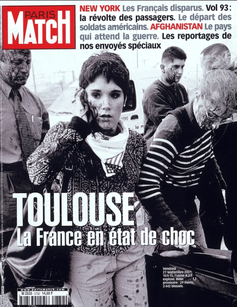 La Une de Paris Match, suite à l'explosion de l'usine AZF à Toulouse, le 21 septembre 2001. 