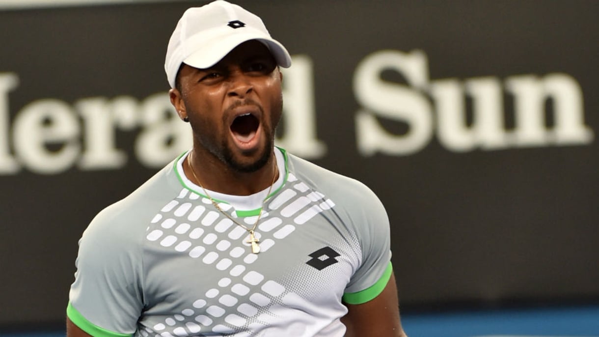 Donald "casquette de travers" Young. Son tennis a vieilli plus vite que lui.