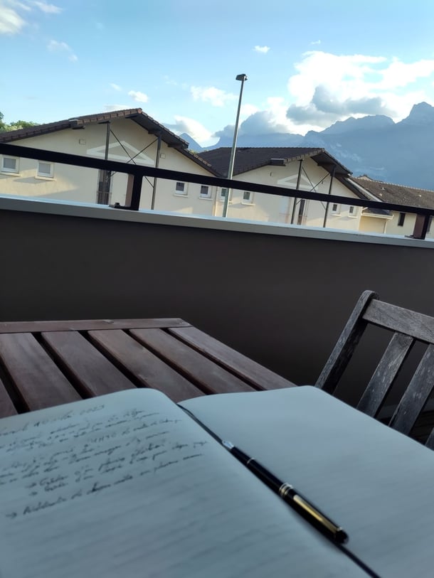 J'ai eu cette réflexion sur mon balcon, il y a quelques jours. J'avais en ma possession les trois armes les plus puissantes de notre époque : un stylo, un cahier et un cerveau.