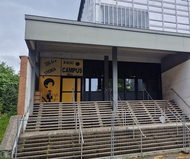 Entrée de l'ancien local de Radio Campus