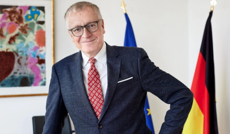 Stephan Steinlein dans son bureau à Paris @Deutsche Botschaft Paris/Andreas B. Krueger