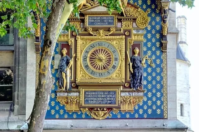 À Paris, le roi Charles V fait construire en 1370 une grande horloge sur son palais de l’île de la Cité