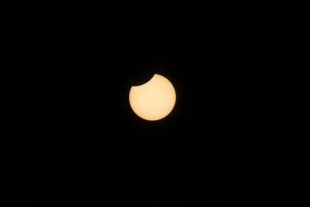 Une éclipse solaire partielle est observée depuis New York, aux États-Unis, dans l'après-midi du mercredi 12 août 2026. © Photo par WILLIAM VOLCOV / BRAZIL PHOTO PRESS / BRAZIL PHOTO PRESS VIA AFP