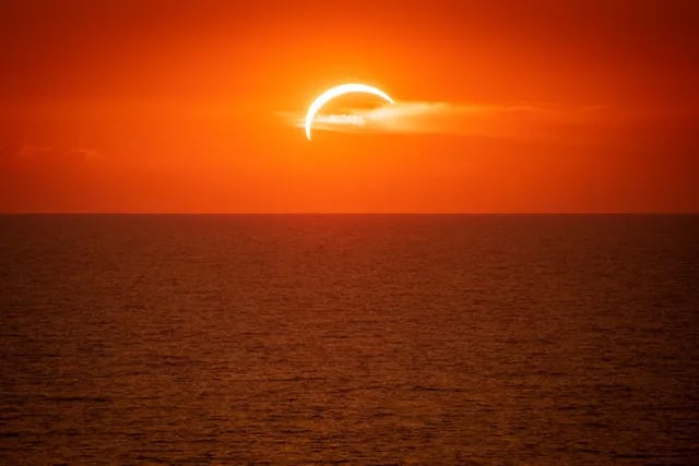 Éclipse solaire au-dessus de la mer Méditerranée, vue depuis Piombino, en Toscane (Italie), le 12 août 2026. © Photo par LORENZO DI COLA / NURPHOTO / NURPHOTO VIA AFP