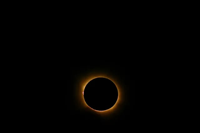 L'éclipse solaire totale, vue depuis la lagune côtière de La Albufera, à Valence, le 12 août 2026. © Photo par JOSE JORDAN / AFP