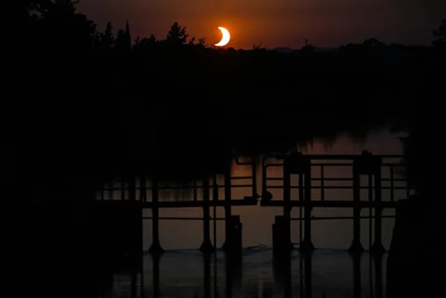 La Lune passe devant l'horizon du Soleil lors d'une éclipse solaire partielle au Canal du Midi, à Villeneuve-lès-Béziers, dans le sud de la France, le 12 août 2026. © Photo par GABRIEL BOUYS / AFP