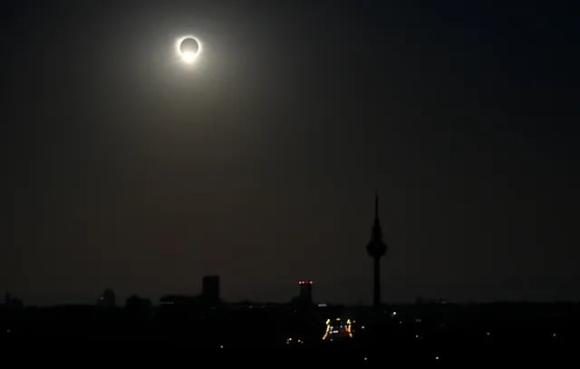Le phénomène de la « bague de diamant » est observé depuis le belvédère de Cuna Verde, à Madrid, le 12 août 2026. © Photo par JAVIER SORIANO / AFP