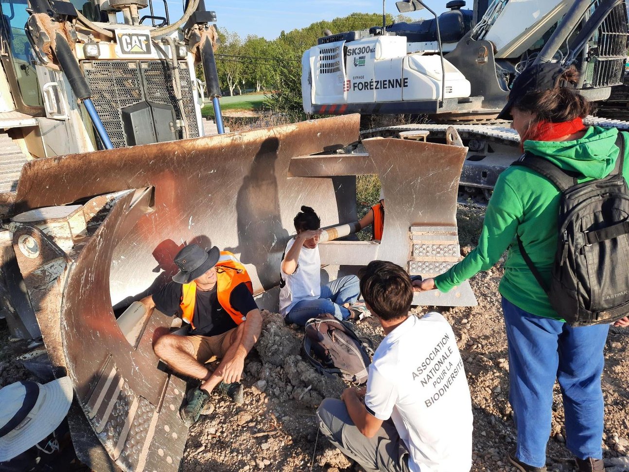 Des militants bloquent les engins de chantier en s'y attachant. (photo Antxgone)