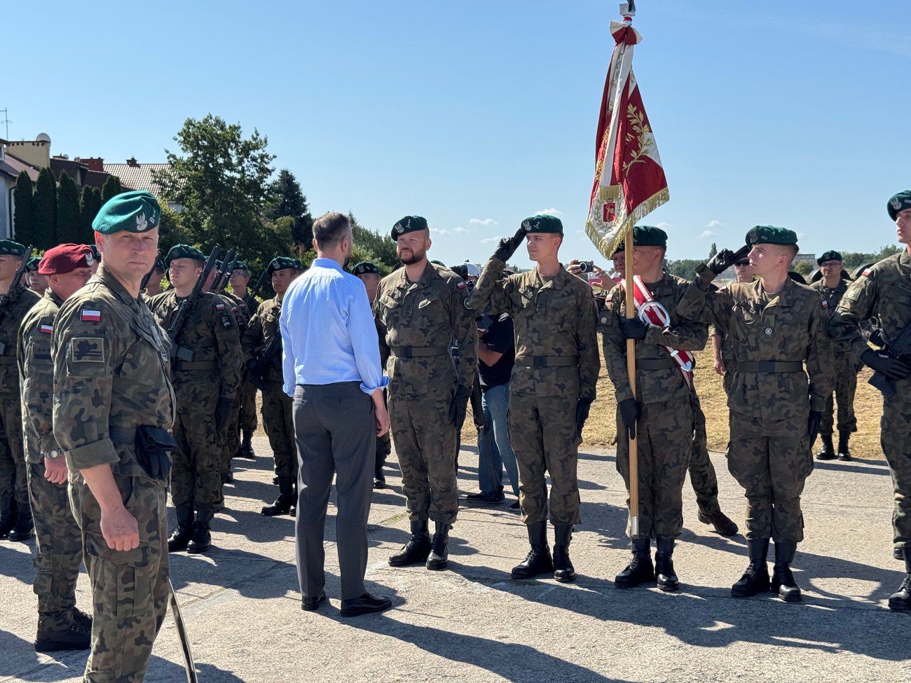 Lors de la répétition du défilé militaire, le ministre de la Défense salue les compagnies. ©Kilian Bigogne