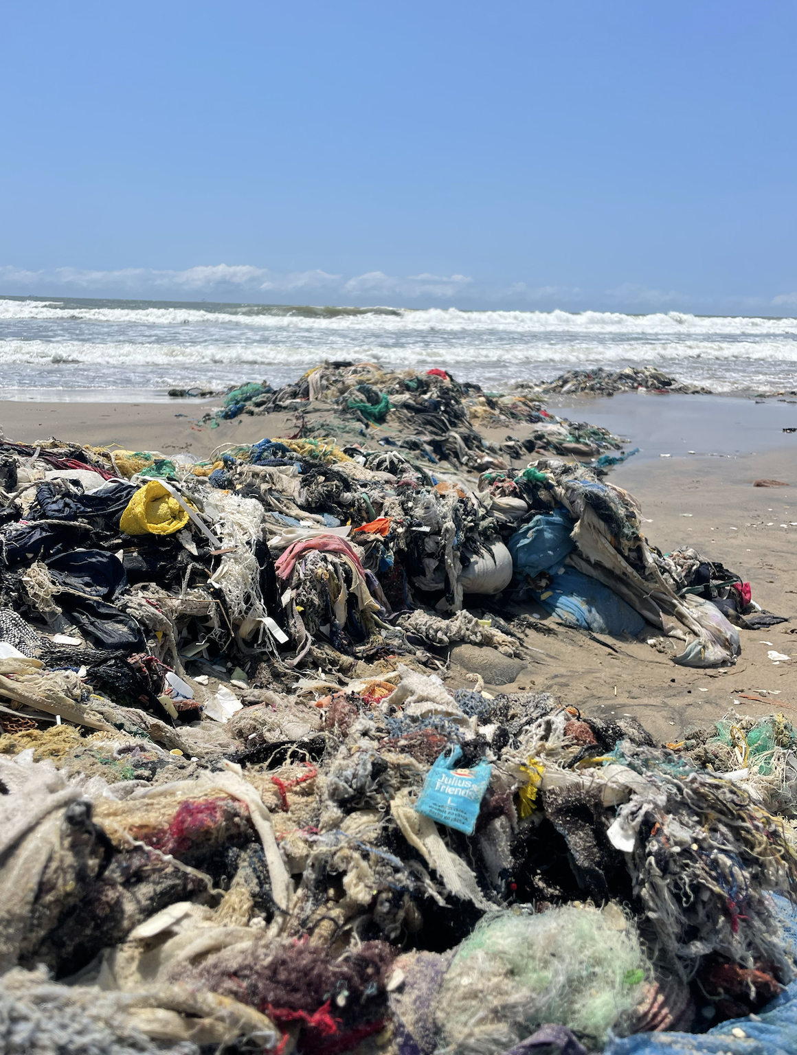 Des vêtements s'entassent sur les plages du Ghana. (photo Hugo Clément)