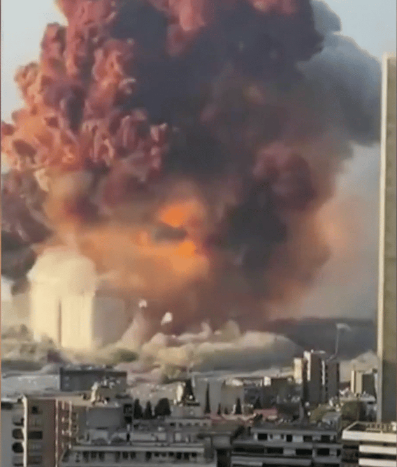 Un stock de nitrates d'ammonium explose à Beyrouth, le 4 août 2020, faisant plus de 200 morts.