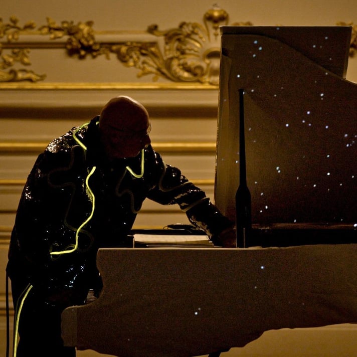 © L'écologie culturelle - Patrick Scheyder dans la Salle des Fêtes d'Orsay pour sa performance Des arbres à défendre