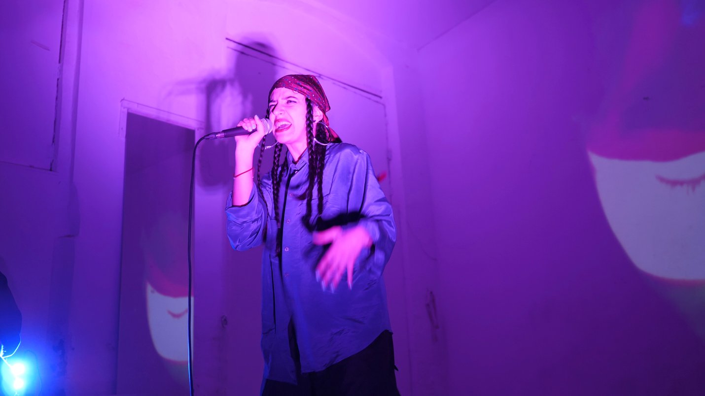 La Maga en vivo desde L'Occulta, espacio cultural en el Raval, Barcelona. 📸 Fixie Motion 