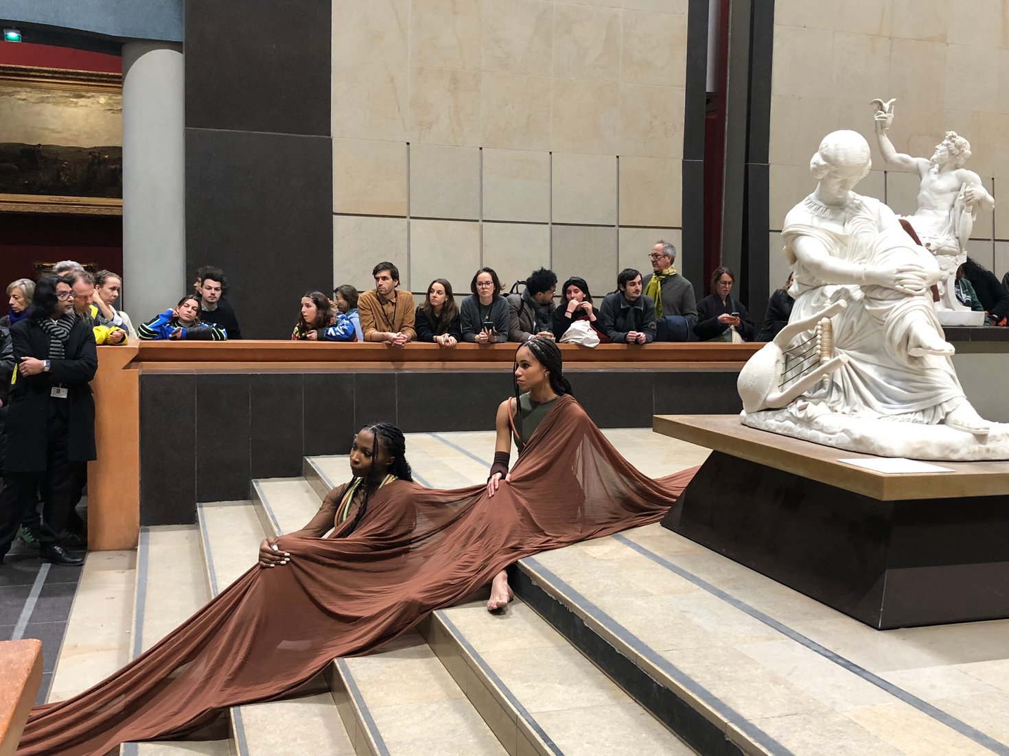 Les danseuses du Collectif Minuit 12 juste avant leur performance Les Cimes, le 30 novembre au Musée d'Orsay
