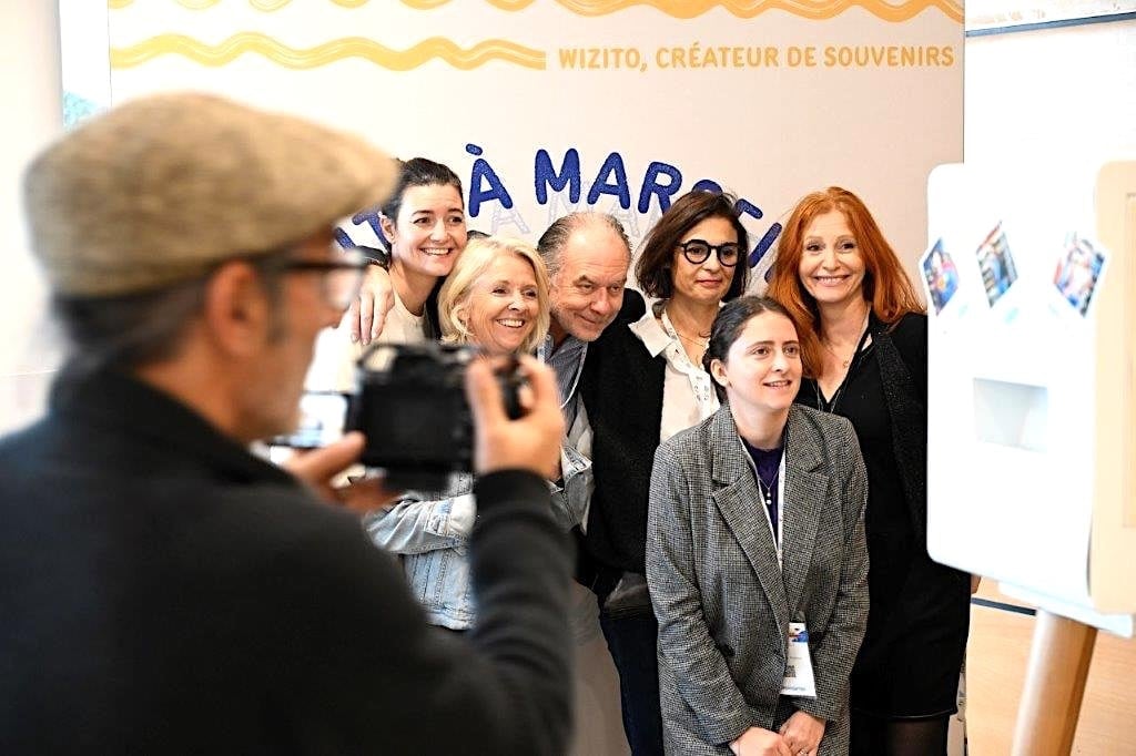 Yves Rioton avec une partie de l’équipe. De g. à d. : Laureen Camus, Astrid Vetter, Agnès Lesieur, Katia Cabessut et Audrey Saatdjian. © Yohan Brandt.
