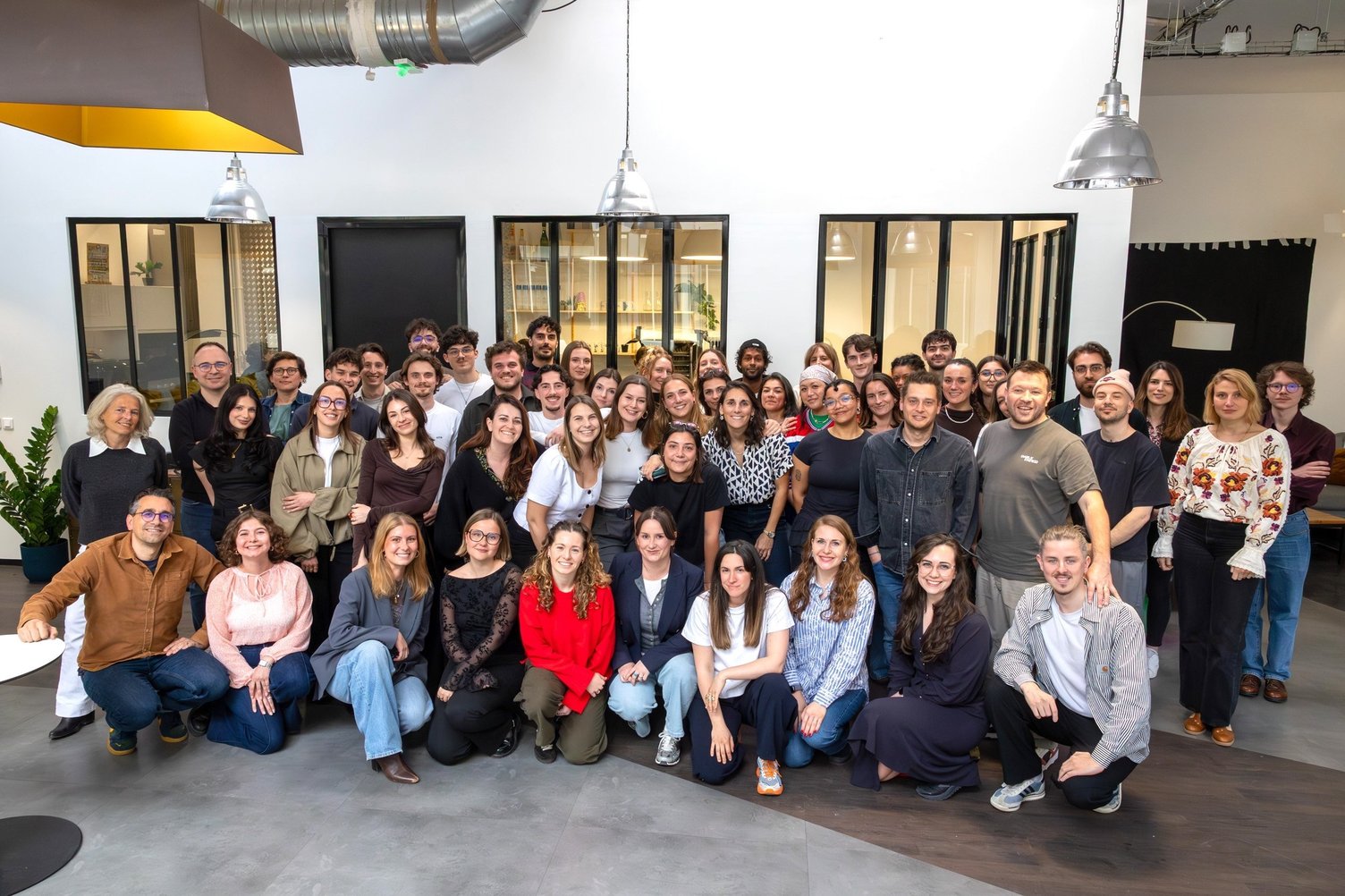 Une bonne partie de l’équipe de Leveled autour de David Drahy (chemise jeans grise, mains dans les poches). © DR