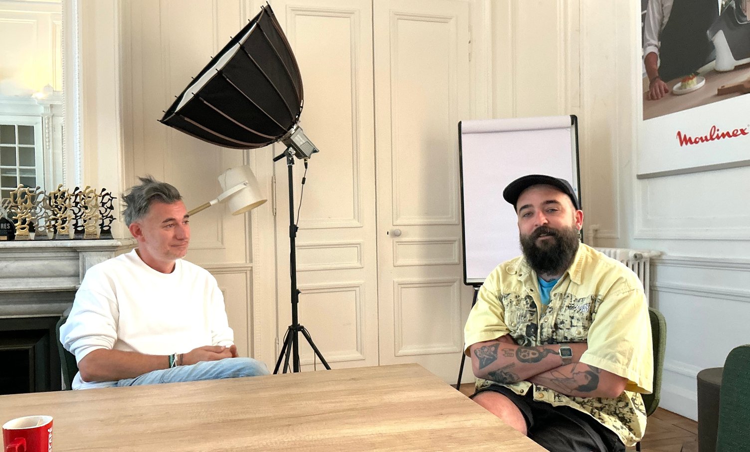 Bruce Vinci, DG de Fantastic, et Lucas Ducreux, directeur de la création (vous devinerez qui est qui). Sur la cheminée qui commence à être trop petite : quelques-uns des trophées créatifs que l’agence s’est mise à collectionner.
